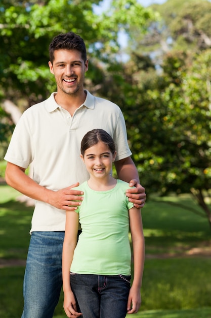 Filha com seu pai no parque