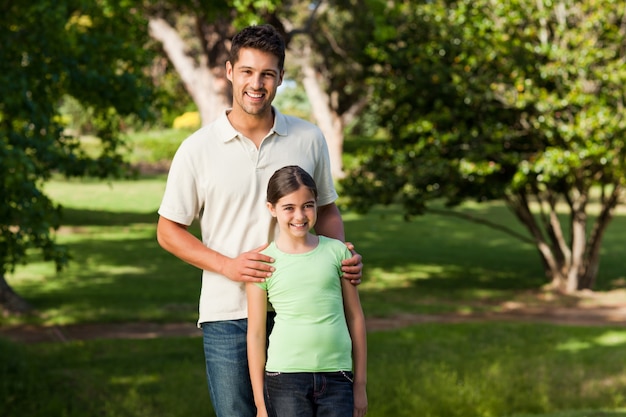 Filha com seu pai no parque