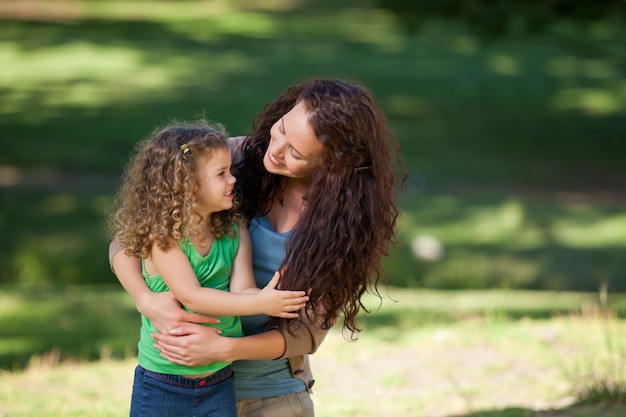 Foto filha com sua mãe no parque