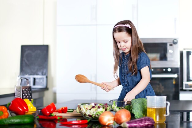 Filha cozinhando na cozinha