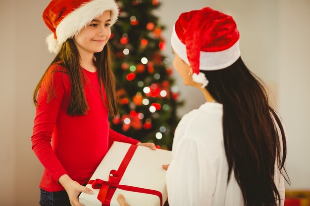 Filha dando a mãe um presente de natal