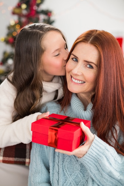 Filha dando a mãe um presente de natal