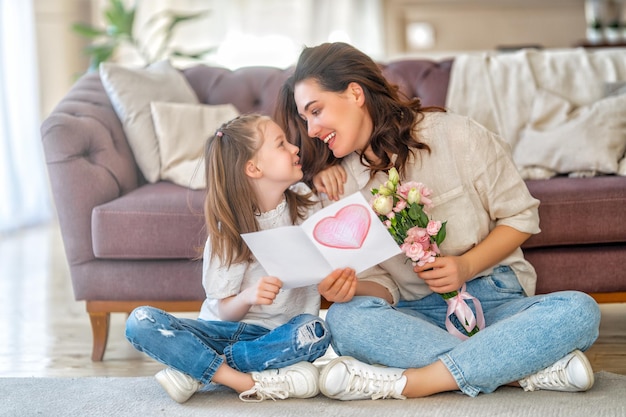 Filha dando mãe buquê de flores no dia das mães feliz dia das mães