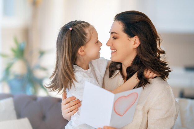 Filha dando mãe buquê de flores no dia das mães feliz dia das mães