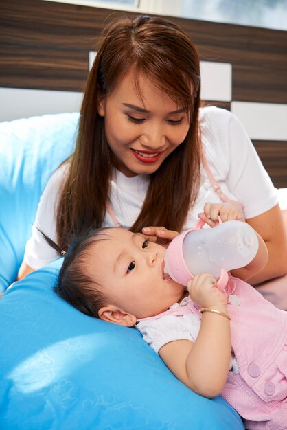 Filha de mãe alimentando