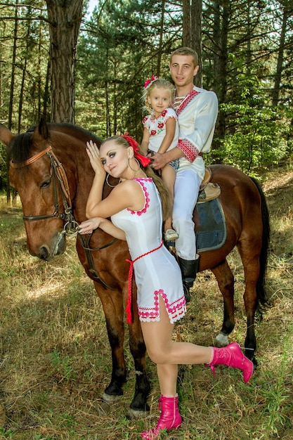 Filha de mãe e pai ucranianos andam na floresta a cavalo