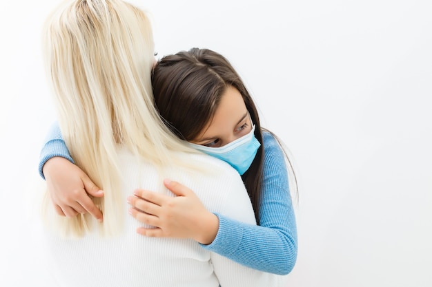 filha doente usando máscara protetora abraçando a mãe contando sobre seus problemas, amor de mãe, conceito de família de pessoa de pessoas
