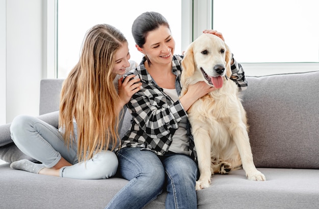 Filha e mãe ao lado do cão