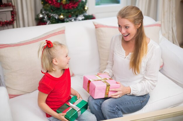 Filha e mãe bonitas que comemoram o natal