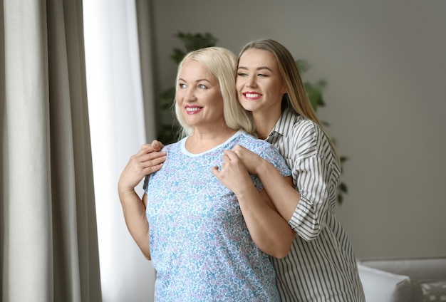 Filha e mãe em casa