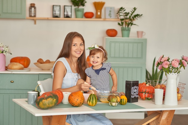 filha e mãe família cozinhar o jantar na cozinha