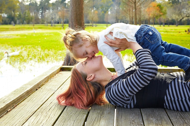 Filha e mãe jogando juntos no parque
