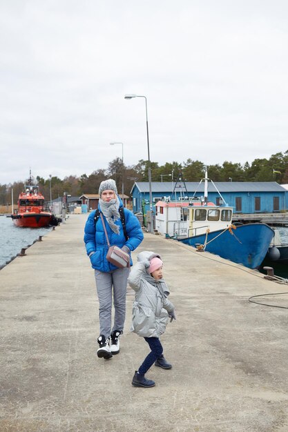 Filha e mãe se divertem no cais