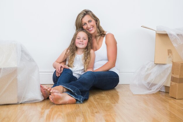 Filha e mãe sentadas no chão