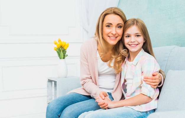 Filha e mãe sorrindo e abraçando