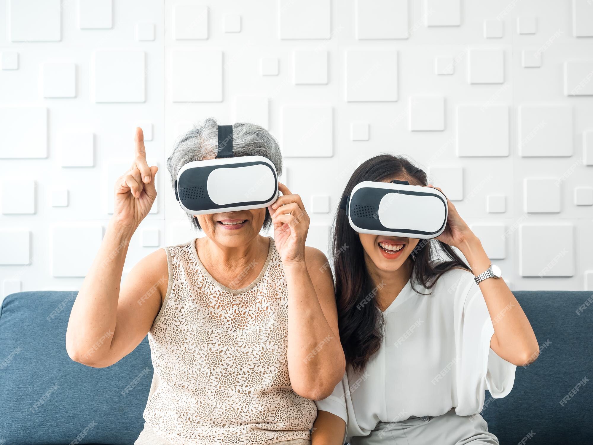 Mulher idosa asiática mãe e filha jovem feliz usando óculos vr desfrutam de jogo  3d online juntos no quarto branco mãe e filha com conceito de estilo de  vida de tecnologia virtual de realidade