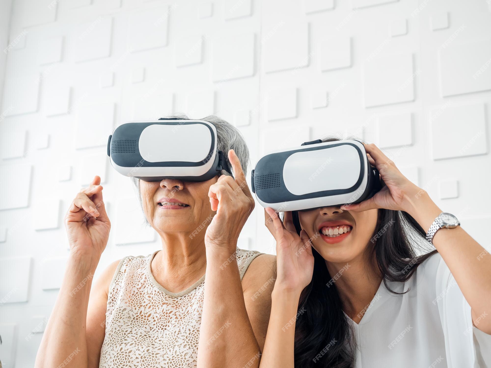 Filha feliz da jovem asiática e sua mãe idosa usando óculos vr desfrutam de jogo  3d online juntos no quarto branco mãe e filha com conceito de estilo de  vida de tecnologia virtual de realidade