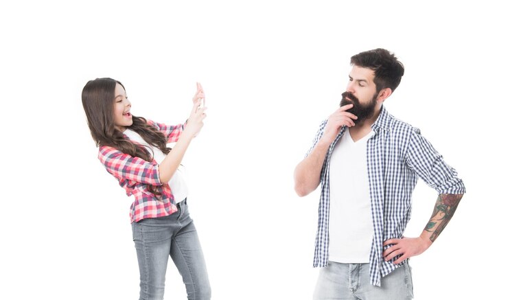 Foto filha feliz tira foto de homem barbudo pai no telefone móvel fotografando