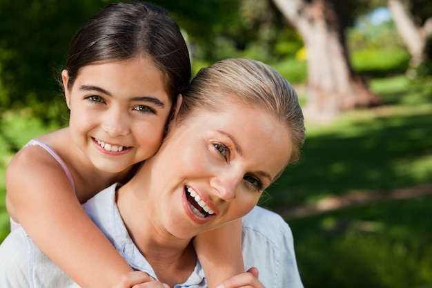 Filha linda com a mãe no parque