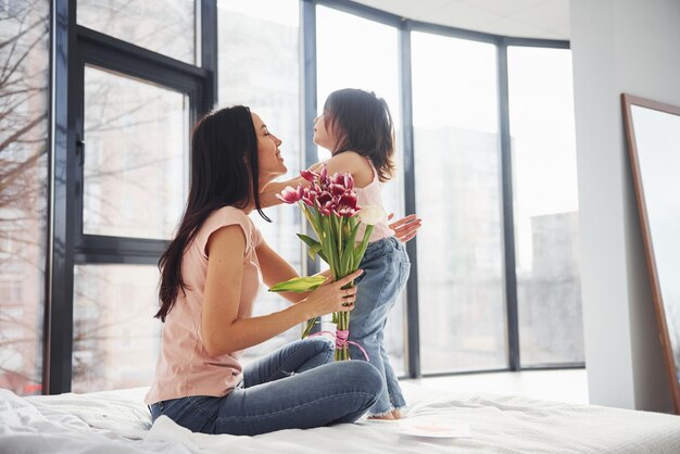 Filha parabeniza mãe com feriado e dá buquê de flores