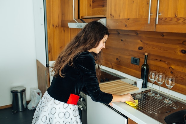 Foto filha polir a cozinha