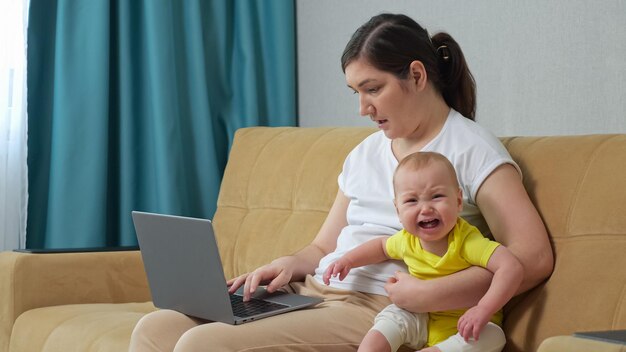 Filha quer atenção da mãe e chora no sofá