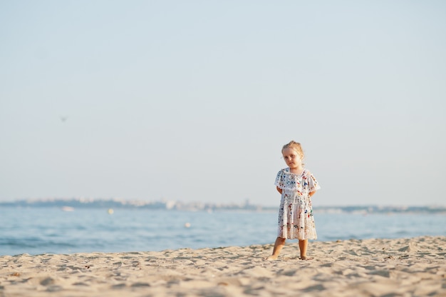 Filha se divertindo na praia