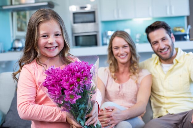 Filha surpreendente mãe com flores