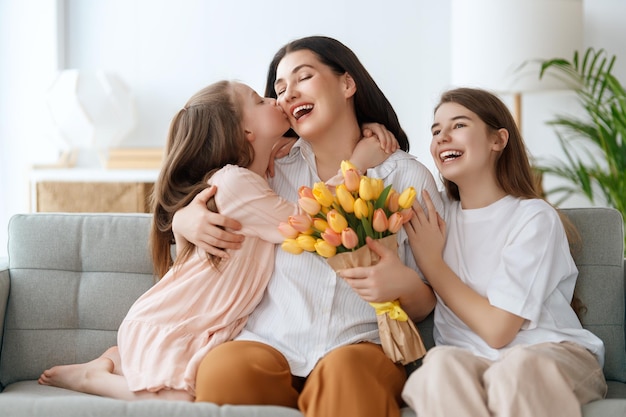 Filhas e mãe com flores