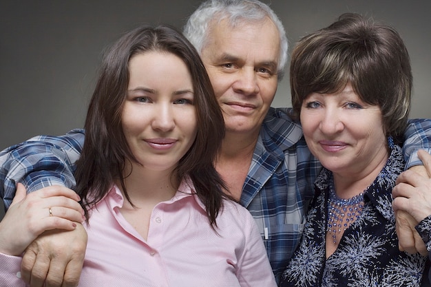 Foto filhas e pais idosos - família sorridente