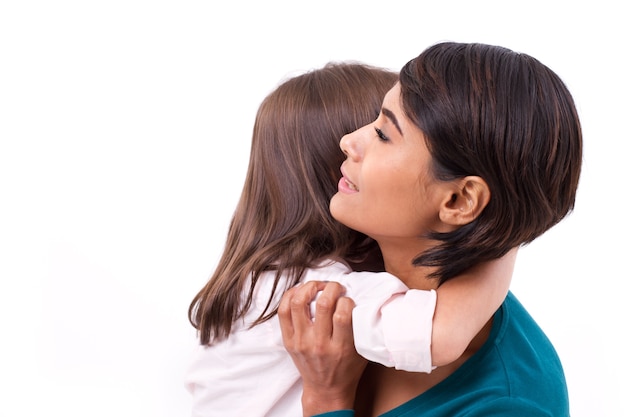 Filhinha abraçando a mãe, o conceito de família feliz ou amor