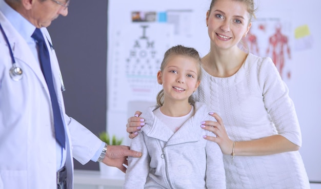 Filhinhos com sua mãe em um médico em consulta