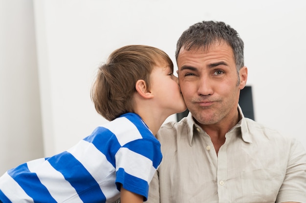 Foto filho beijando seu pai