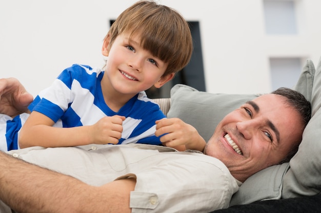 Filho brincando com o pai