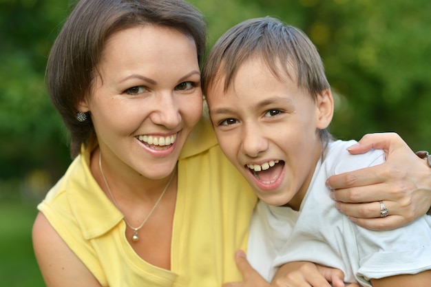 Filho com a mãe na natureza