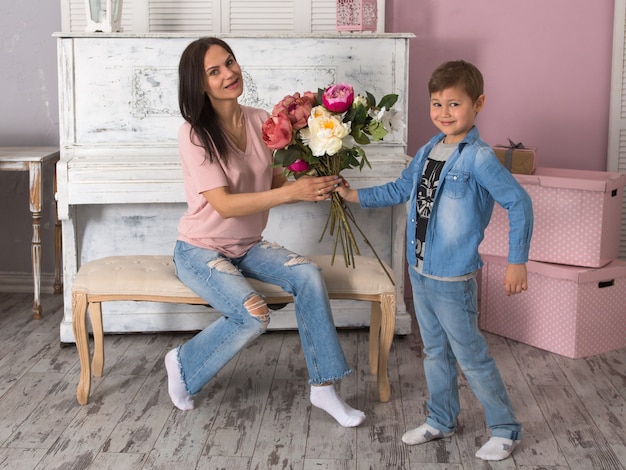 Filho dá à mãe um buquê de flores, conceito do dia das mães