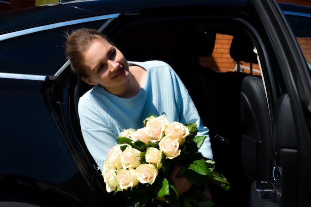 Filho dá um buquê de rosas para a mãe Mãe feliz com filho filho