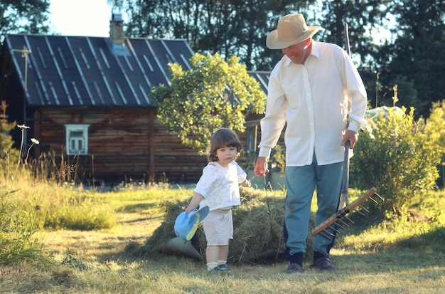 Filho e avô campo rural