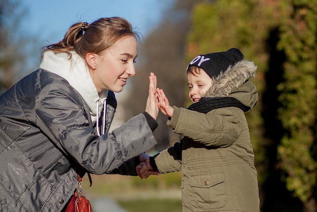 Filho e mãe a brincar juntos no parque no Dia da Mãe.