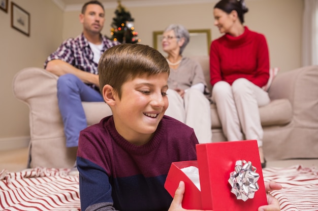 Filho feliz deitado e presente de abertura