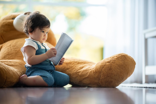 Filho feliz, filho, bebê brincando em casa, apoiando o pai e a mãe da família