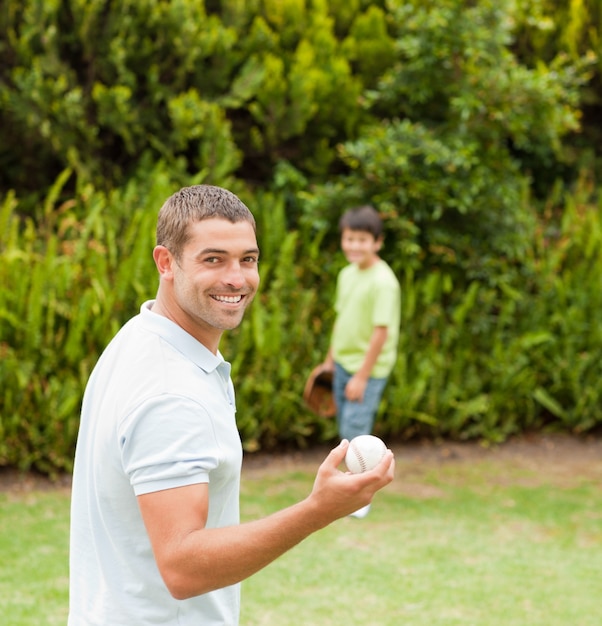 Filho jogando futebol com seu pai