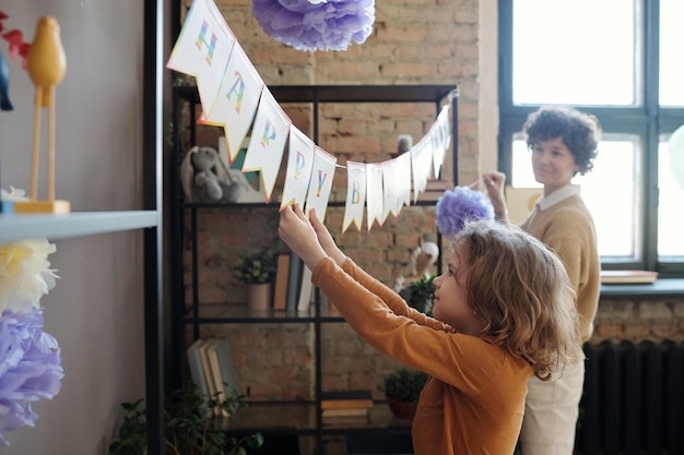 Filho pequeno ajudando sua mãe com decoração