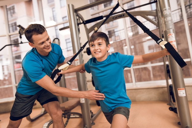 Filho realiza um exercício e o pai diz ao filho.