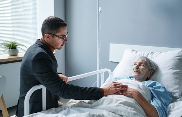 Filho visitando sua mãe doente no hospital