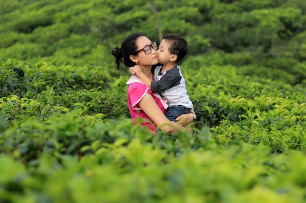 filhos beijam sua mãe com muito carinho