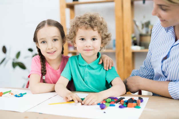 Filhos bonitos na aula de arte