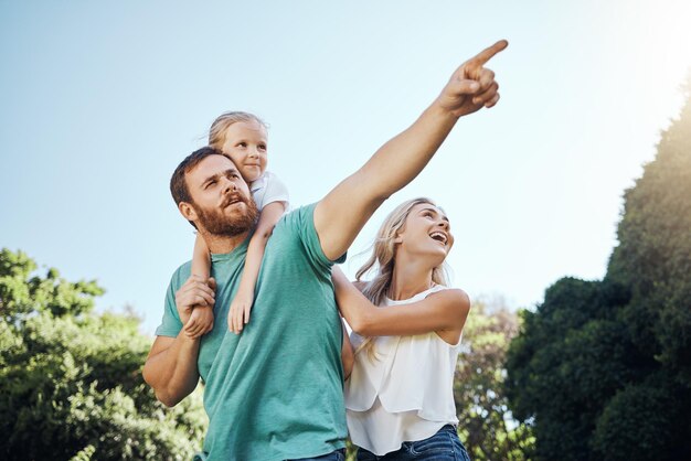 Filhos da família e aventura com uma menina mãe e pai em um bosque florestal ou parque natural para diversão e descoberta Árvores infantis e ligação com um homem mulher e filha caminhando juntos ao ar livre