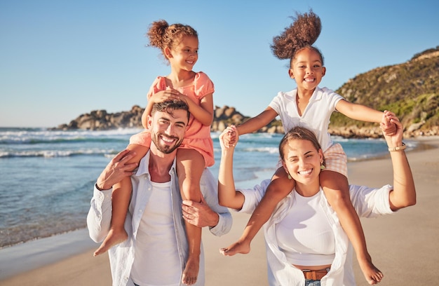 Filhos de adoção e retrato de família na praia com pessoas interraciais curtindo as férias no México juntos Apoio amoroso e cuidado de pais adotivos dando às crianças felizes um passeio nas costas nas férias oceânicas