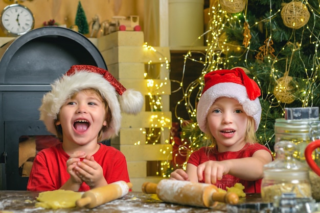 Filhos de Papai Noel fazendo biscoito.